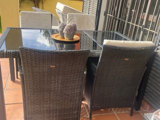 Mesa de exterior con 4 sillas ratán
