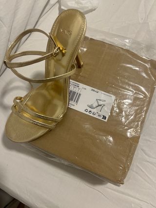 Sandalia dorada tacón fino