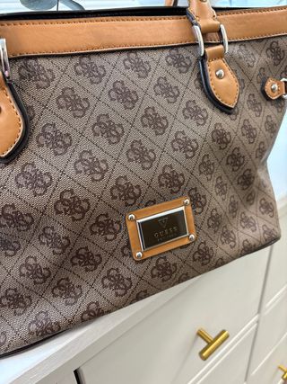 Bolso Guess Marrón y Beige