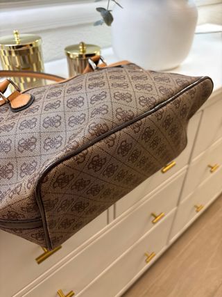 Bolso Guess Marrón y Beige