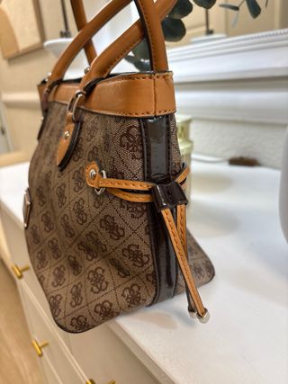 Bolso Guess Marrón y Beige