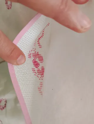 Bavetta neonata in spugna ricamata a mano