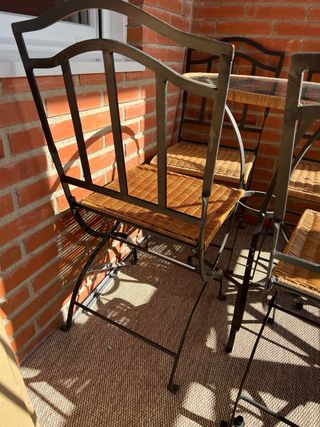 Mesa y 4 sillas exterior + estantería