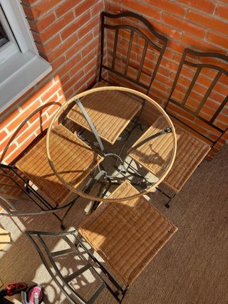 Mesa y 4 sillas exterior + estantería