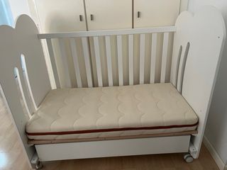Cuna Micuna de 120x60 con cajón, colchón y sábanas