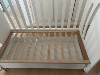 Cuna Micuna de 120x60 con cajón, colchón y sábanas