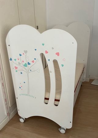 Cuna Micuna de 120x60 con cajón, colchón y sábanas