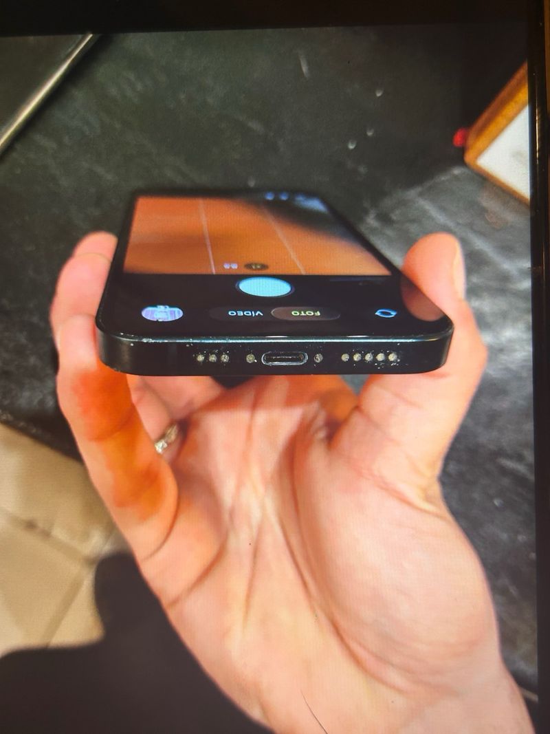 iPhone 14 Apple con cargador afbeelding 3