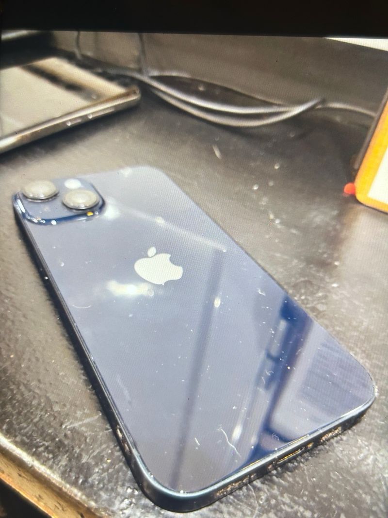 iPhone 14 Apple con cargador afbeelding 2