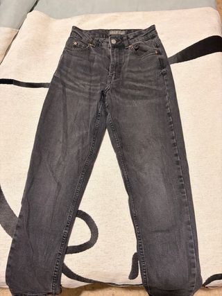 Pantalones vaqueros azules y negros