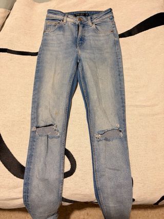 Pantalones vaqueros azules y negros