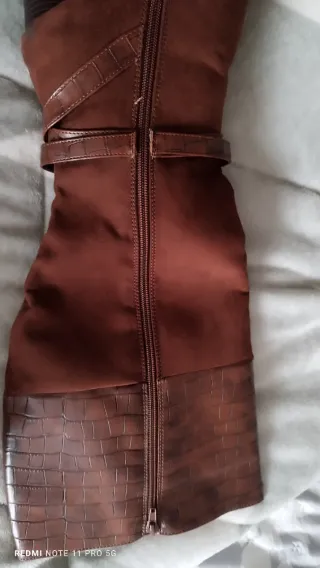 Botas altas marrones con tacón piel y antelina