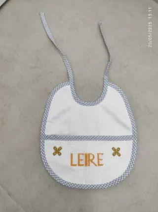 Babero personalizado LEIRE bordado
