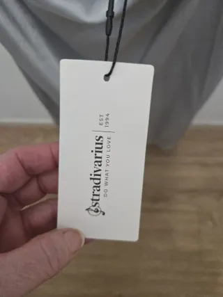 Vestido corto Stradivarius raso gris Talla S