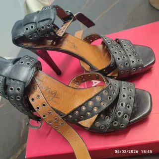 Sandalias de tacón con tachuelas