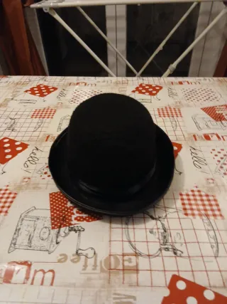 Cappello nero investigatore