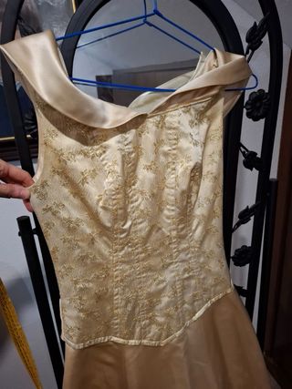 Vestido de fiesta beige y dorado