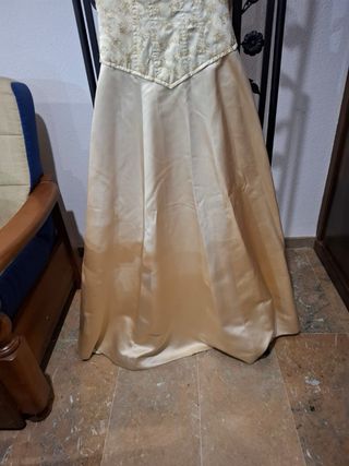 Vestido de fiesta beige y dorado