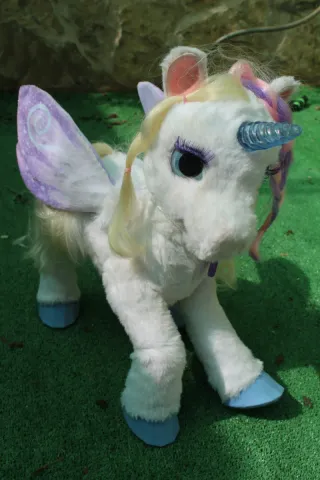 Unicornio de peluche blanco con alas