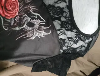 Camiseta Gótica Encaje Dragón Rosas Negra