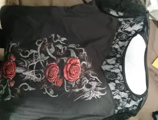 Camiseta Gótica Encaje Dragón Rosas Negra