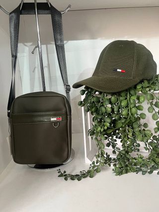 Bandolera y Gorra Tommy Hilfiger