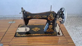 Máquina de coser antigua de madera y metal