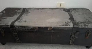 Baúl vintage metal y madera