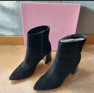 Botines negros de chica con tacón