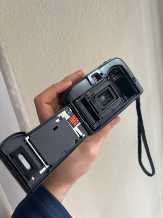 Cámara Nikon Zoom 210AF analógica