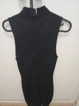 Vestido negro ajustado con cremallera