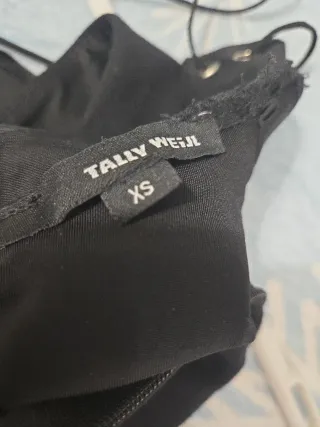 Vestido negro ajustado con cremallera