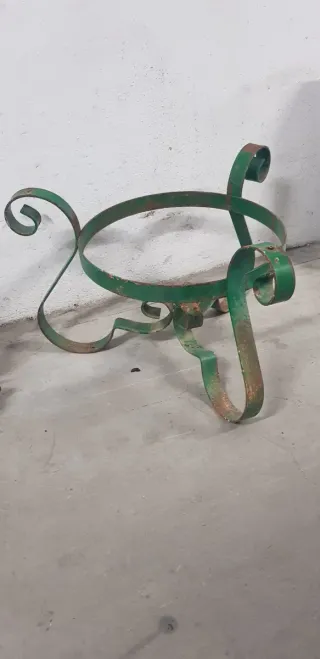 Soporte para macetas de metal verde