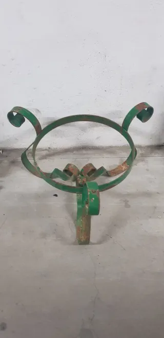 Soporte para macetas de metal verde