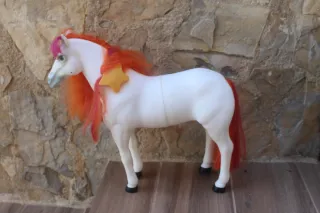 Caballo de juguete blanco con melena naranja