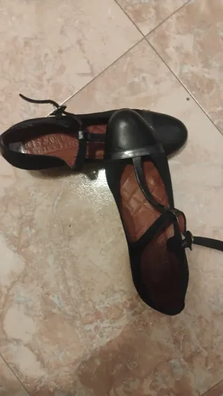 Zapatos de salón Hispanitas mujer negros y dorados