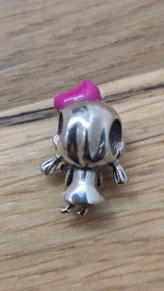 Charm plata niña con osito rosa