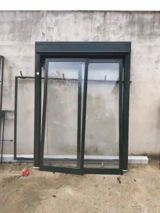 Cierre aluminio con rejas y ventana con reja