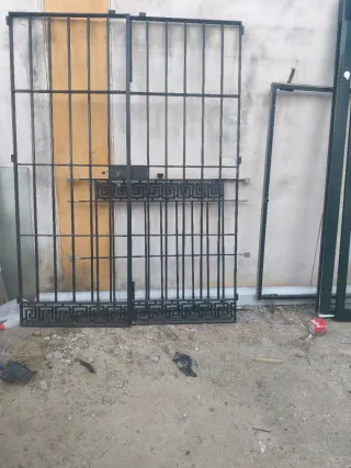 Cierre aluminio con rejas y ventana con reja