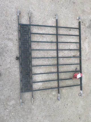 Cierre aluminio con rejas y ventana con reja