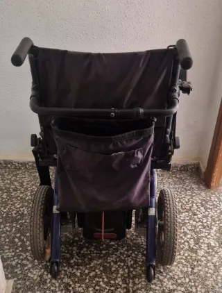Silla de ruedas eléctrica azul