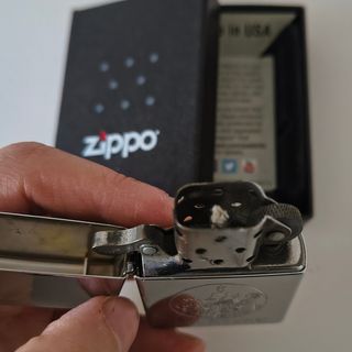 Encendedor Zippo "Aviso PM L'Her" (2002)