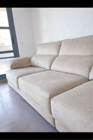 Sofá beige 3 plazas tela suave resist suciedad.