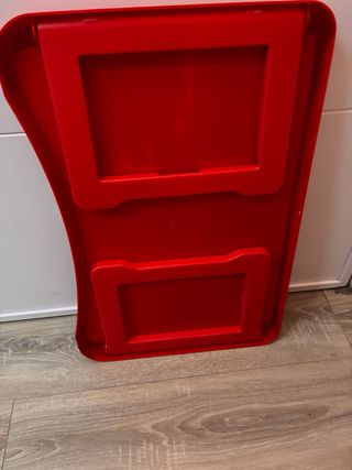 Bandeja roja de plástico