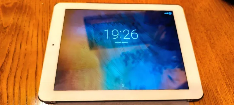 Tablet con funda y cable.