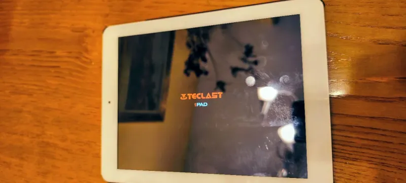 Tablet con funda y cable. afbeelding 3