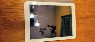 Tablet con funda y cable.