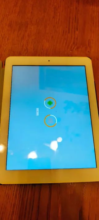 Tablet con funda y cable.