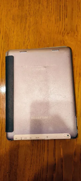 Tablet con funda y cable.