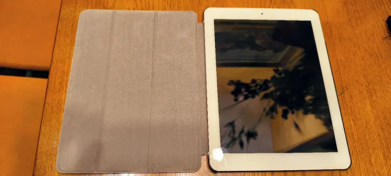 Tablet con funda y cable. afbeelding 8
